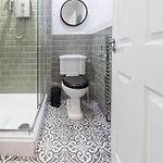 Boutique 2br - Prime Uni District - Sleeps 5 *