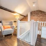 Boutique 2br - Prime Uni District - Sleeps 5 Апартаменти *