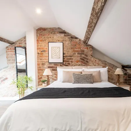 Stylish By Uni - Sleeps 5 Leeds