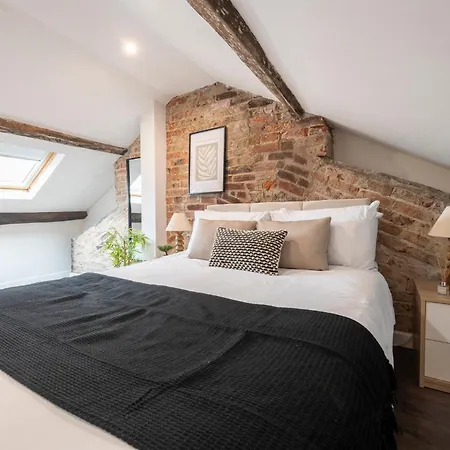 Spacious 2-Bed Near LGI - Ideal for 5