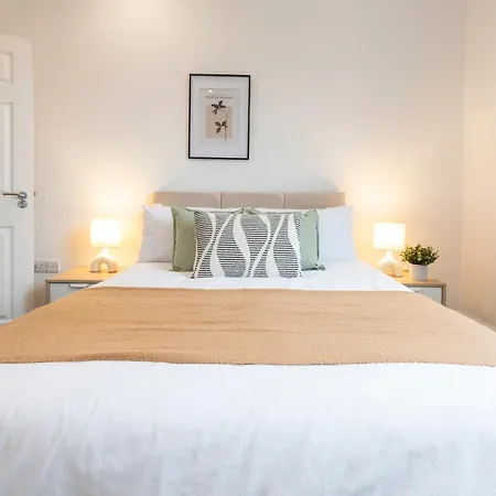 Stylish By Uni - Sleeps 5 Leeds