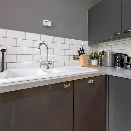 Stylish By Uni - Sleeps 5 *