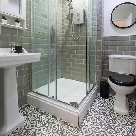 Stylish By Uni - Sleeps 5 * Leeds