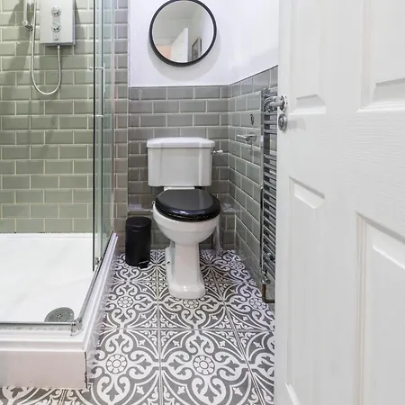 Stylish By Uni - Sleeps 5 *