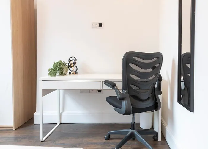 Spacious 2-Bed Near LGI - Ideal for 5