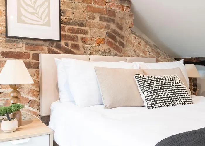 Spacious 2-Bed Near LGI - Ideal for 5 Apartamento