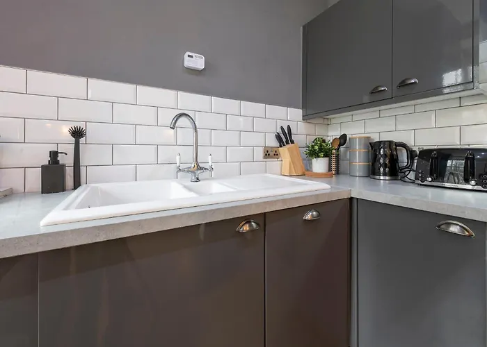 Spacious 2-Bed Near LGI - Ideal for 5 *