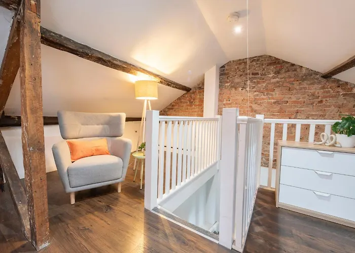 Spacious 2-Bed Near LGI - Ideal for 5 Apartamento *