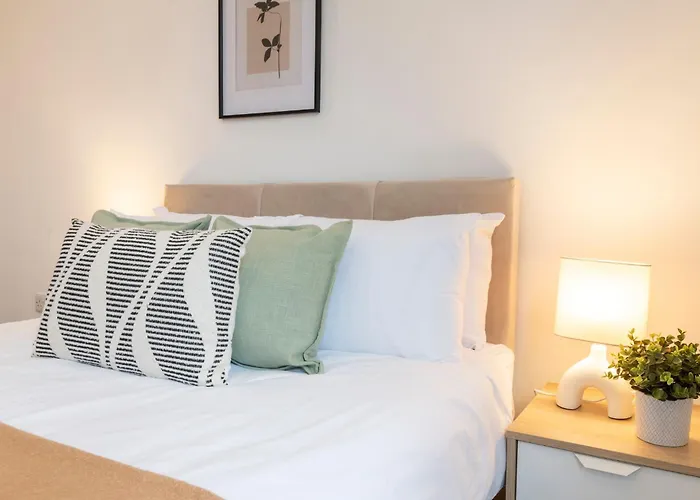 Spacious 2-Bed Near LGI - Ideal for 5 Apartamento *